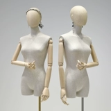 Модели магазина одежды с высоким уровнем одежды с женским женским окном с женски