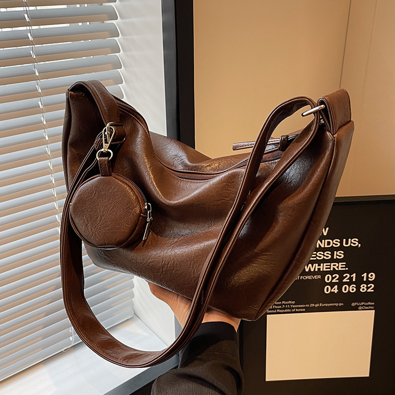 New Large-Capacity Women's Crescent Bag 2026, High-End Niche Design, Wide Strap Crossbody Bag, Soft Leather Dumpling Bag