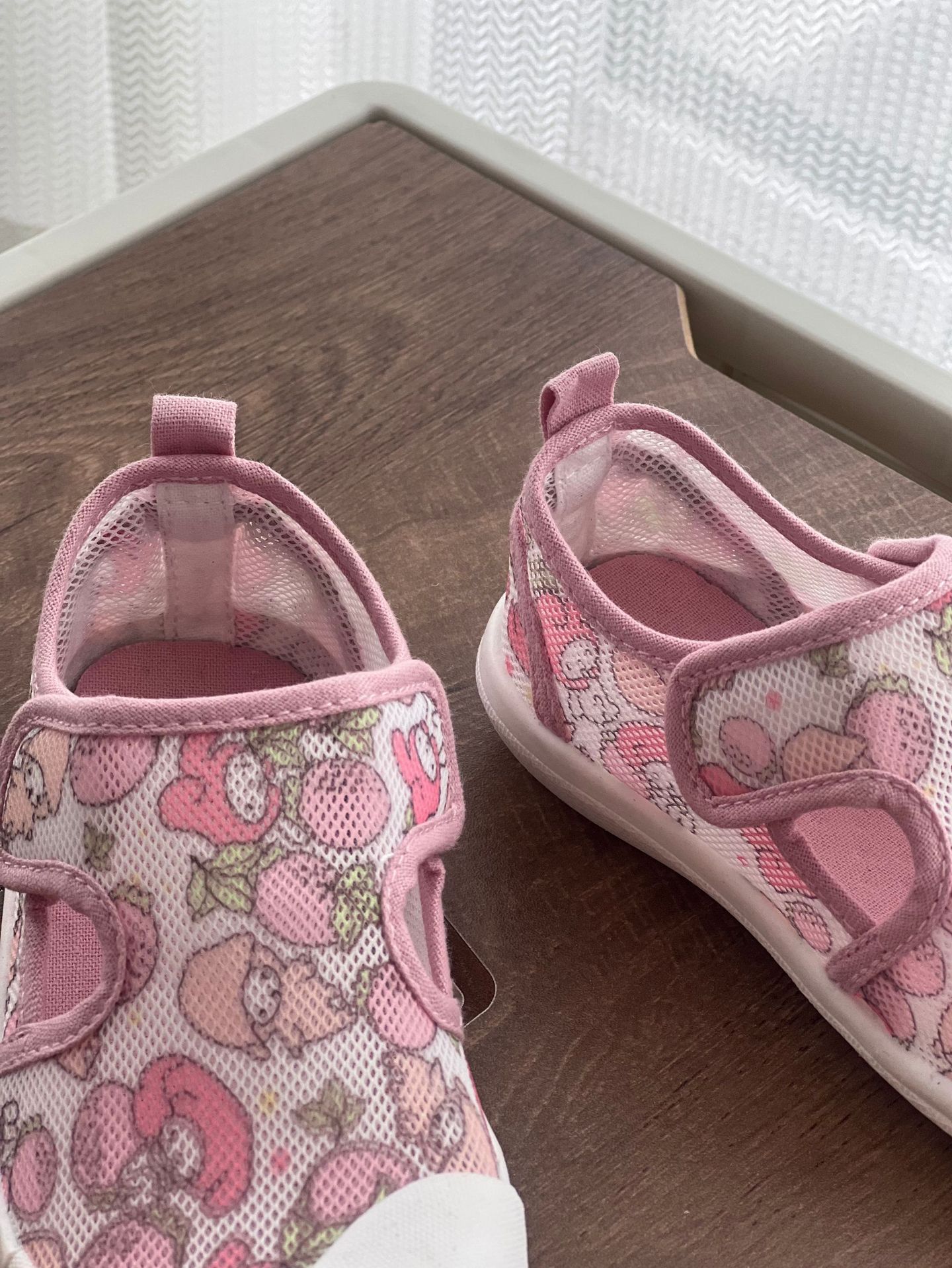 Kindergarten Indoor Shoes for Girls 2026 New Breathable Low-Top Soft-Soled Non-Slip Versatile Magic Tape White Shoes — 36