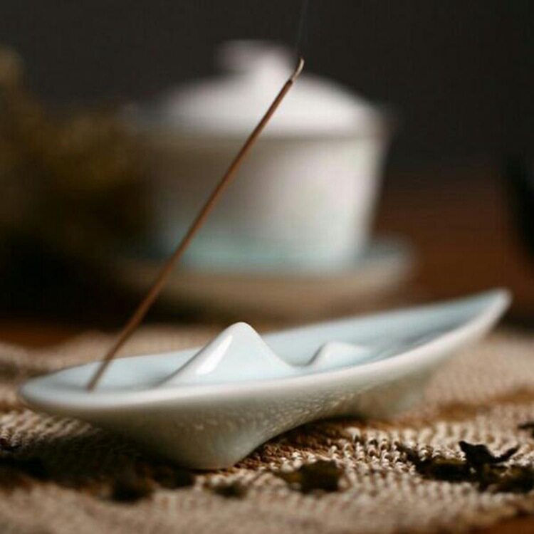 The peaks and mountains are stacked with creative incense and deckles. Jingdezhen handmade ceramic line incense tea ceremony aromatherapy aromatherapy stove ornaments