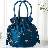 Глубокая вышитая сумочка