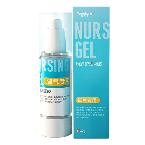 Спортсмен медицина осушила и снимает очистку ног.