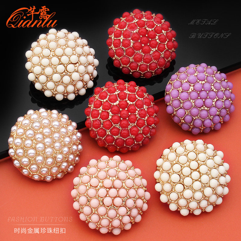 Small fragrant wind pearl button Feminine Coat Sweatshirt Sweater Sweater Retro Fashion 100 Hitch Round Metal Big Horn