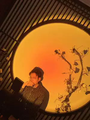 Sunset fill light, sunset landing projection, Sun does not fall, creative afterglow behind Photography, indoor portrait live room, lighting arrangement, tremble artifact, light Studio, beauty Net red ins