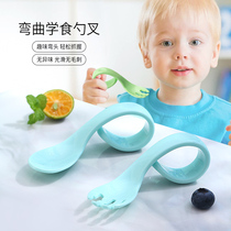 Baby eats and trains spoons to learn to eat and bends one-year-old baby to eat spoons to learn to eat children's tableware