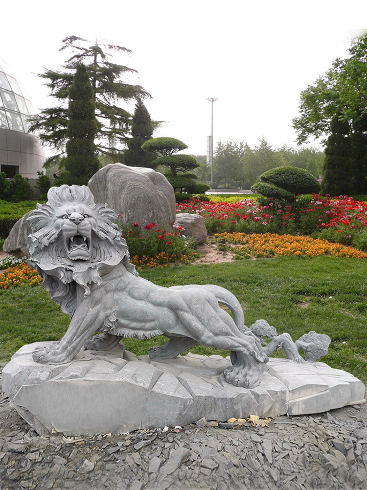 Large animal stone carving European-style climbing lion stone carving lion pair of white marble bluestone walking lion sunset red squatting lion door