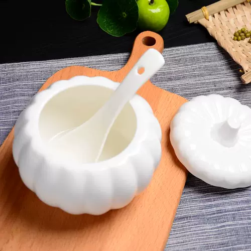 Чистый белый керамический тыквенный суп с крышкой, чтобы отправить ложку на домашнюю воду -тушеное горшок с примером птичьего гнезда, пример супа.