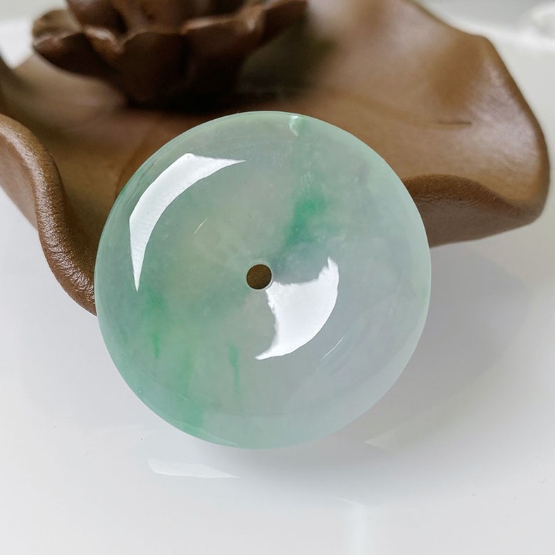 Color Yunnan Myanmar A-cargo natural emerald belt certificate is the green green jade button jade hanger