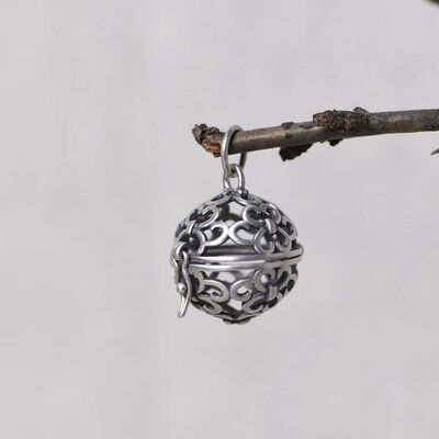 Retro-style s925 silver hollowed-out auspicious cloud pendant for men and women, versatile court necklace, portable sachet ball decoration