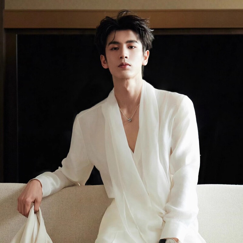 Zhang Linghe Celebrity-Inspired Minimalist White V-Neck Ribbon Shirt for Men, Long-Sleeved Korean Style High-End Fashion Shirt