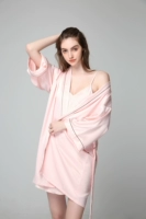 Розовый короткий банный халат, эффект подтяжки