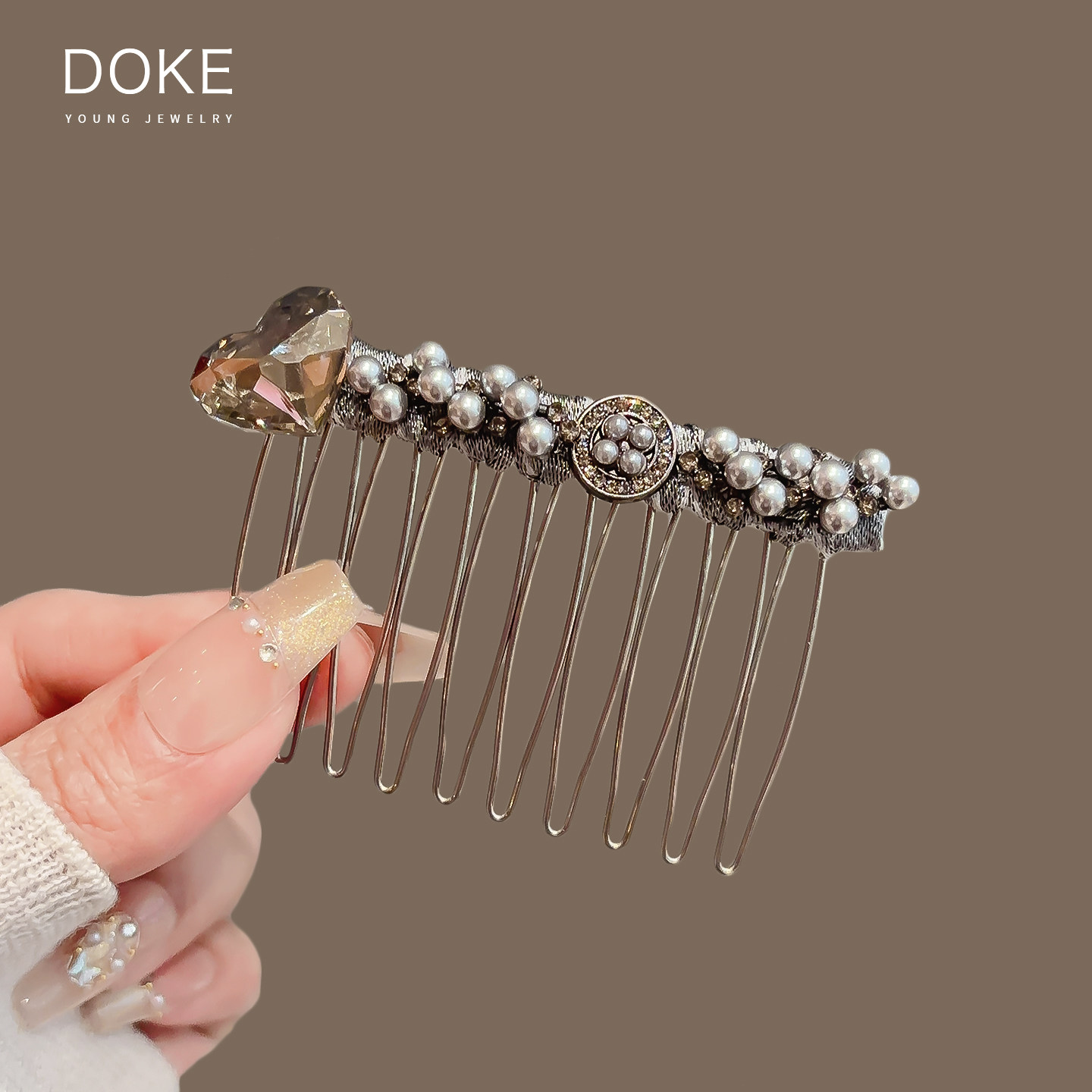 Retro pearl and rhinestone hairbrush for women, a new high-end hair styling tool, a sophisticated hair clip, and a bangs comb.