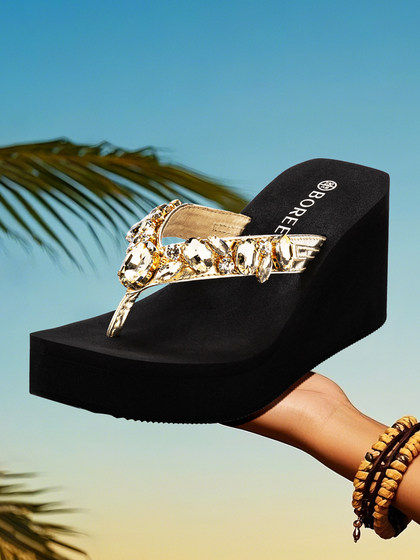 宝人夹脚人字拖女外穿厚底夏季高跟坡跟时尚水钻装饰海边沙滩凉鞋