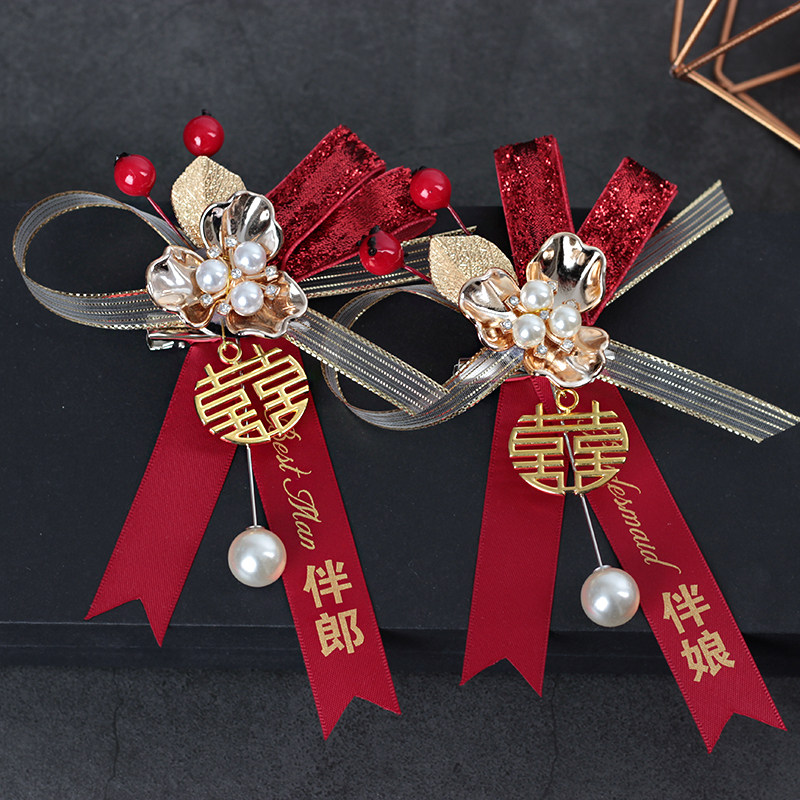 Chinese-style wedding groom bride and bride-grandparents, baby wedding full family brothel brothel brothel bridesmaid wristflower