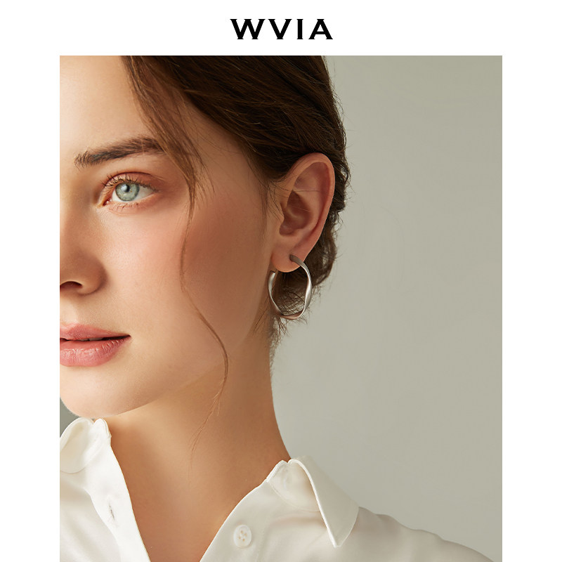 Cold wind twisted circle earrings femininity high-end atmospheric earrings 2022 new trendy irregular silver needle earrings