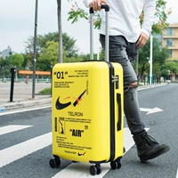 Желтая модель на молнии граффити