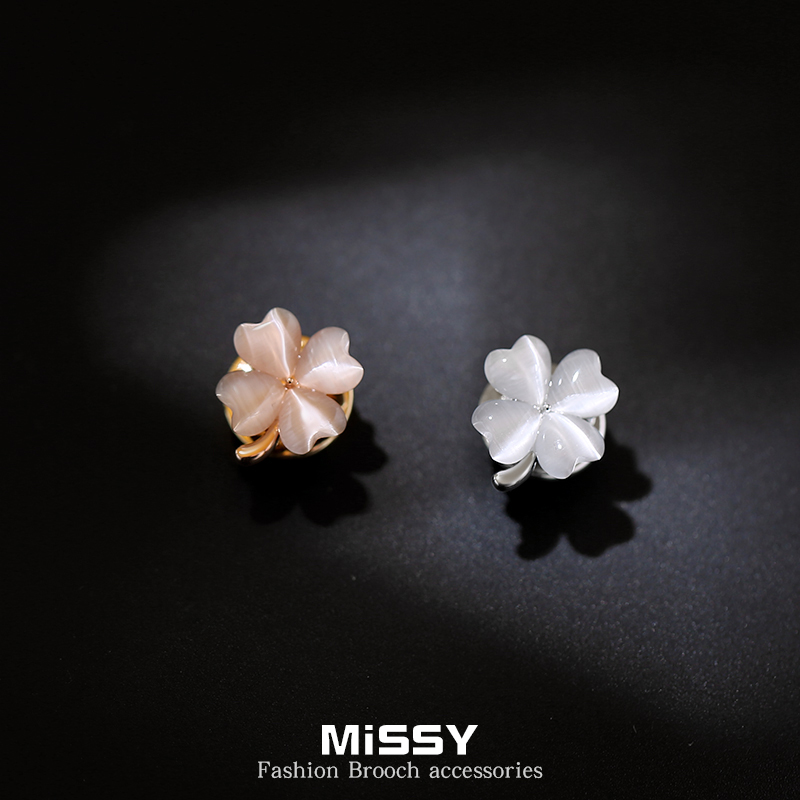 Lucky grass shirt anti-walking light buckle neckline decoration minimalist small brooch upscale female pin fixed clothing deviner