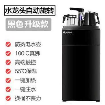 Một xô đá nhiệt độ, nước ấm, nóng, lạnh được đặt dưới bình nước uống đóng chai, vào mùa đông, công tắc gia đình chạm vào văn phòng để tránh bị đóng cặn. - Nước quả