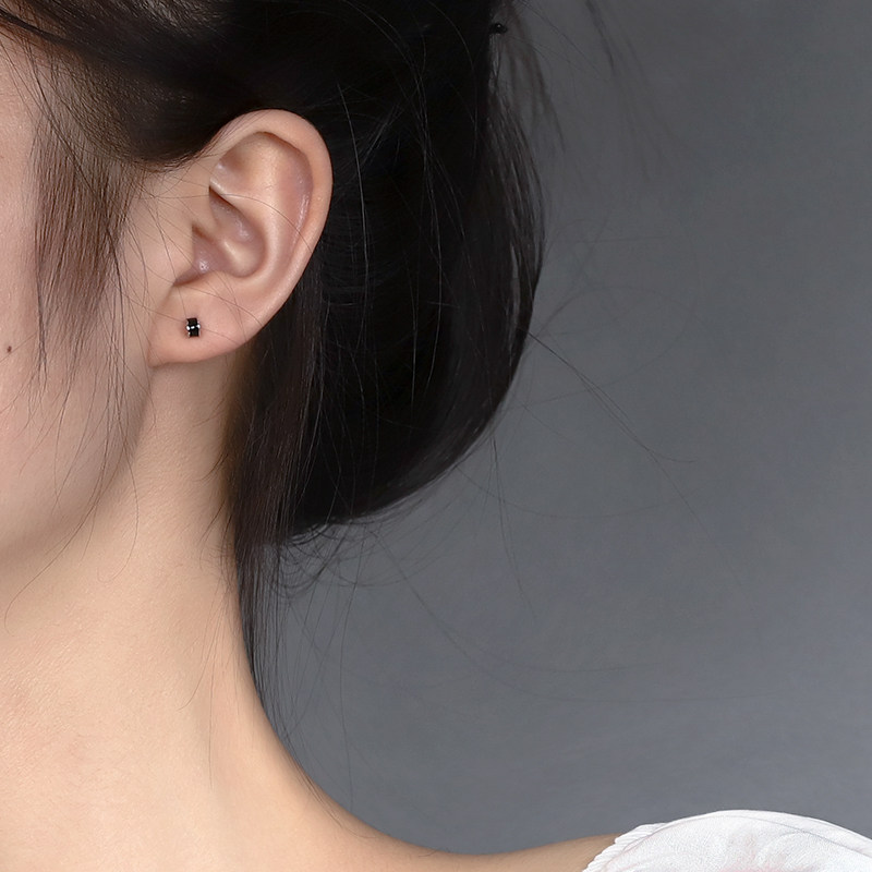 Simple black earrings small and cold wind earrings 2020 new trendy men and women hypoallergenic earrings ear piercing ear sticks