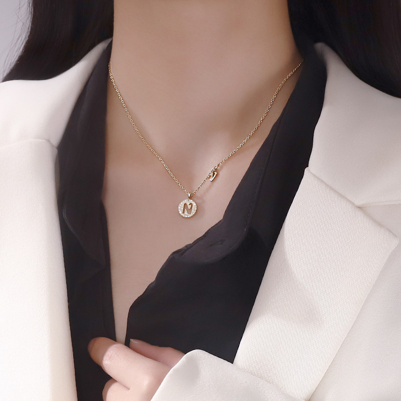 Alphabet round plate pendant necklace design feeling niche female clavicle chain light luxury 2020 new rose gold simple temperament