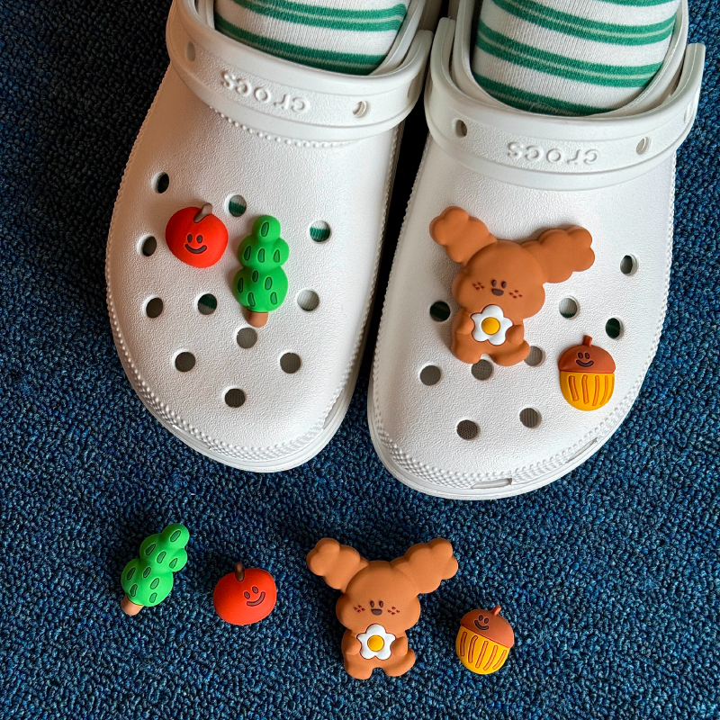 BLUUF TAG かわいい子犬の穴の靴 立体的なPVC ソフトラバーシューズ バックルシューズ 花飾り バックルシューズ アクセサリーシューズ