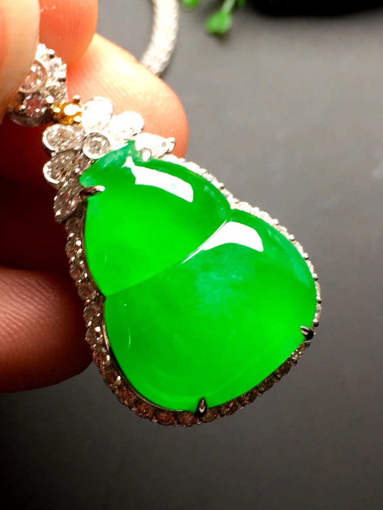 Burmese jadeite full sun green gourd pendant high-end ice species A goods neck ornament earrings jade pendant women's 18k gold inlay