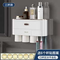 Три чашки зубных щетков