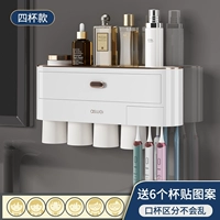 Четыре чашки зубных щетков