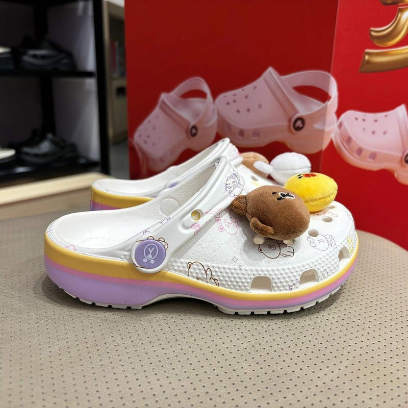 Crocs Strawberry Bear Collaboration Cartoon Girls' Clogs Children's Beach Shoes Non-Slip Breathable Sandals Crocs Strawberry Bear Collaboration Cartoon Girls' Clogs Children's Beach Shoes Non-Slip Breathable Sandals