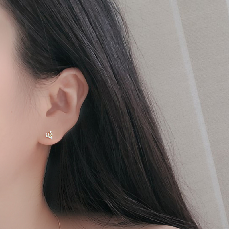Guangyue S925 sterling silver earrings, cute mini crown ear sticks, no need to pick and raise ear piercing, student female models