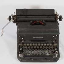 (Often) 1940 antique Remington mechanical English typewriter. The printer can type.