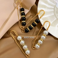 Набор из четырех черно-белых скрепок для бумаг