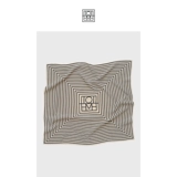 TOTEME Шелковый классический квадратный шарф с буквами