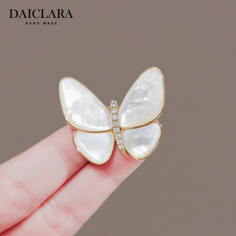 The same mother-of-pearl butterfly brooch worn by Wan Zhou is a high-end women's corsage pin, exquisite for autumn and winter coats, and a luxurious accessory.