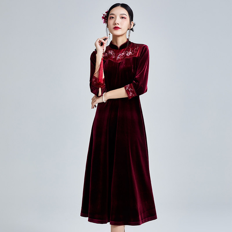 Strangeness 2022 Spring Summer's new Chinese wind retro embroidery to improve the long version of the foreign dress in a velvet improved qipao