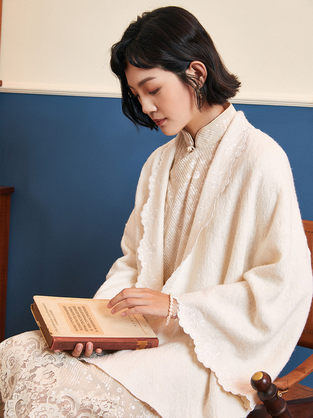 2020 autumn and winter new Chinese style retro elegance embroidered outer cloak Republic of China wind short wool coat female