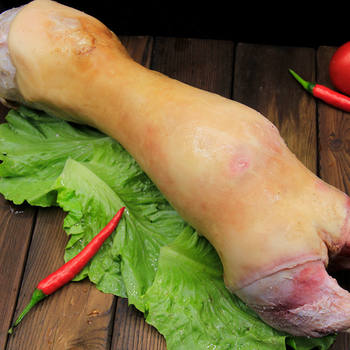 5 jin jin of fresh cow hooves is equal to 0.5 kilogram, whole cow foot, free-range farm cattle, raw cow hooves, beef paw with sinew and bone, leather and sand.