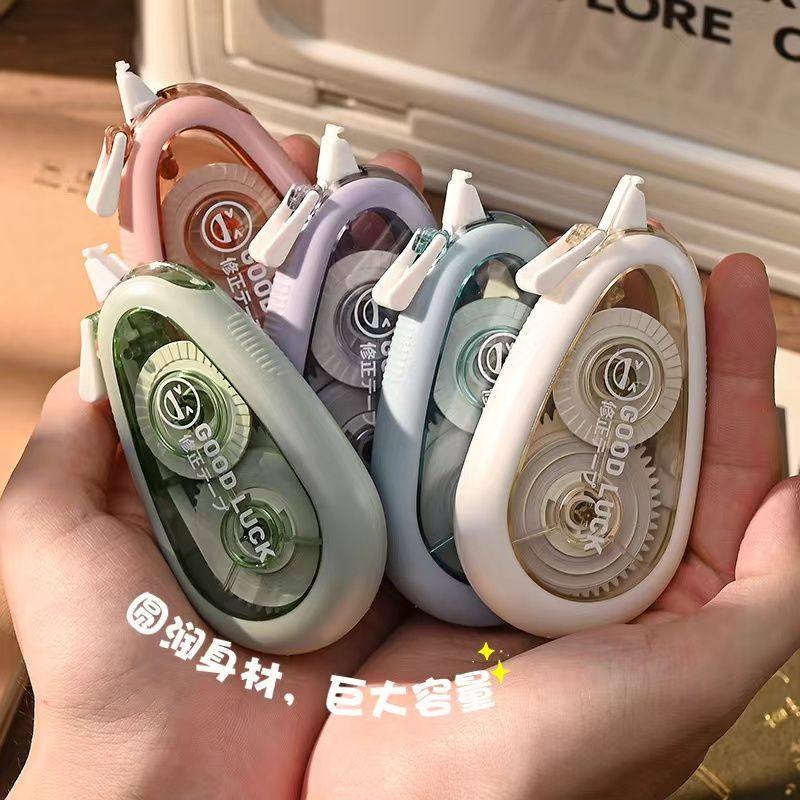 シャオホンは、学生の添削用に、高品質で耐衝撃性に優れ、色鮮やかで、操作がスムーズかつ静かで、大容量の修正テープをおすすめします。