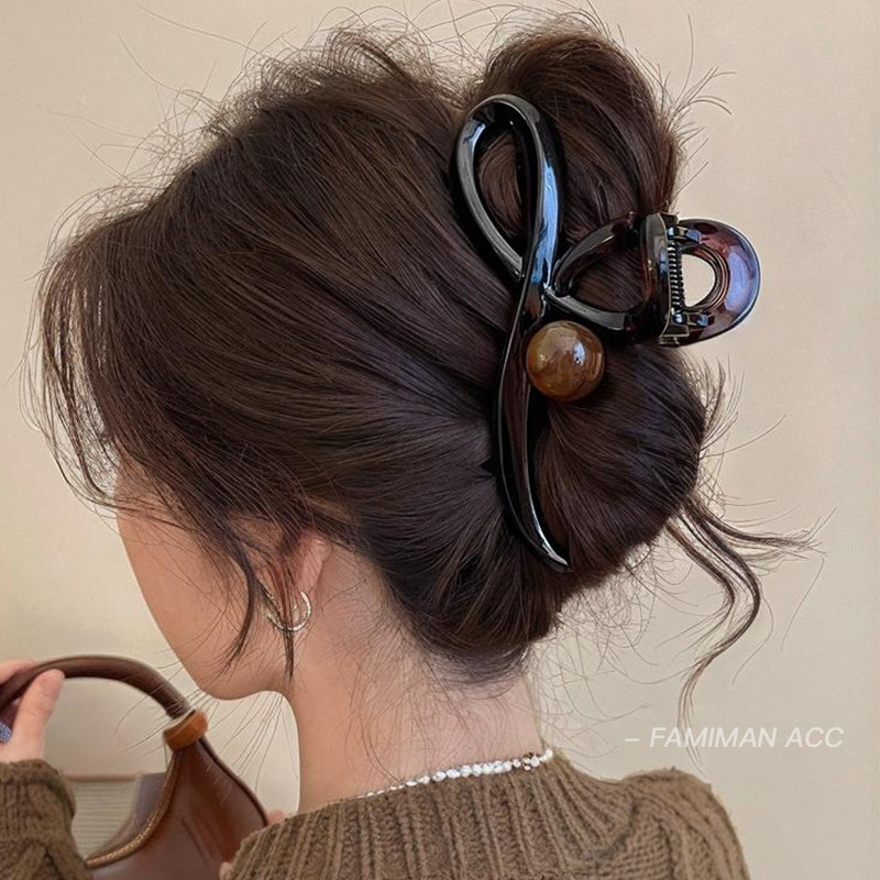 秋と冬にぴったりの、大きめで高級感のあるMerladのヘアクリップ。髪の量が多い女性に最適です。