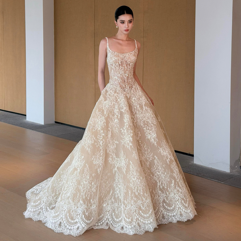 Lightweight Lace Wedding Dress with Suspenders, Exquisite Craftsmanship, Perfect for Travel Photography, Dreamy and Ethereal Style, Perfect for Welcoming Guests and for the Bride to Leave the House in