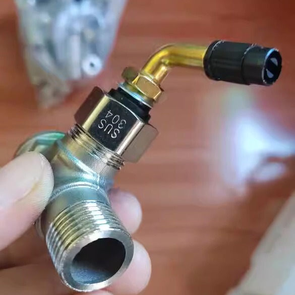 Anti-Freeze Device for Water Pipes, Faucet Connectors, and Household Water Taps, Suitable for Outdoor Use, 1/2 Inch Anti-Freeze Device for Water Pipes, Faucet Connectors, and Household Water Taps, Suitable for Outdoor Use, 1/2 Inch