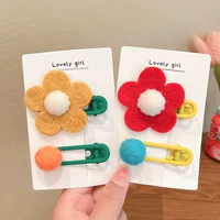 Два кусочка маленьких коричневых цветов+маленький сафловый зажим для волос