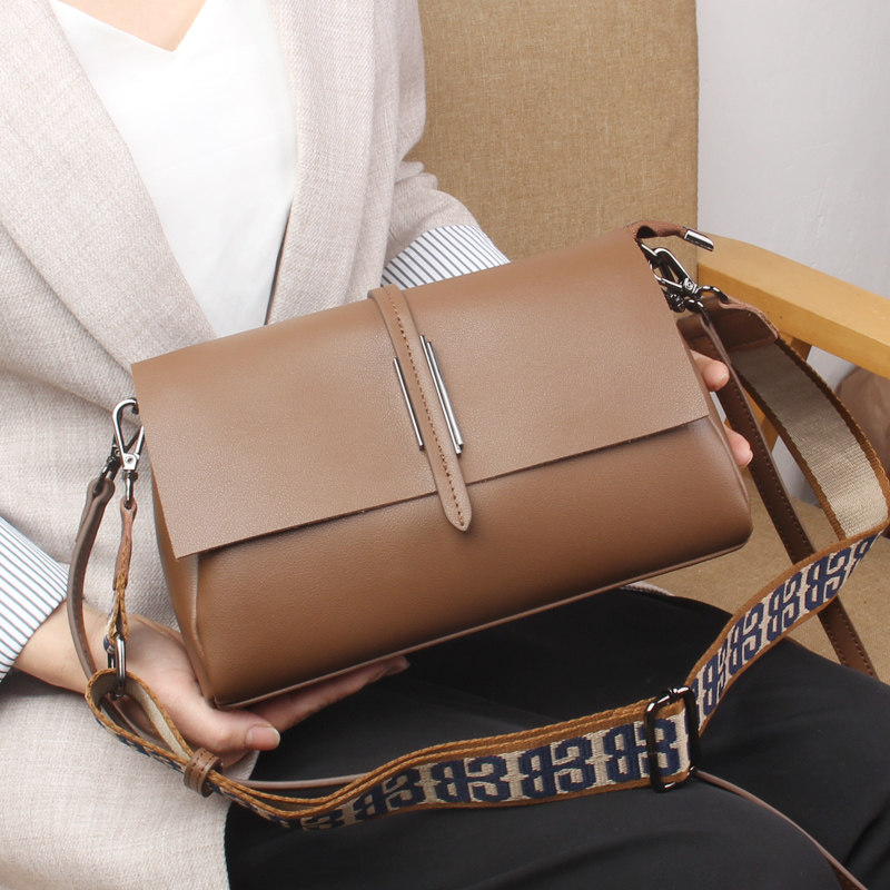 The leather bag 2022 new tide - hundred underarmpit bag female handbag fashion middle - aged mother single shoulder bag