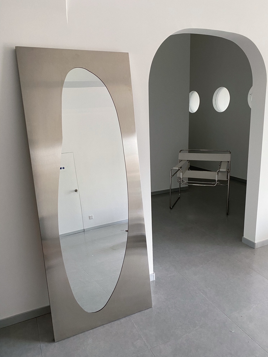 Stainless steel flooring mirror against wall shapes wearing mirror art audiotype in wind light luxury