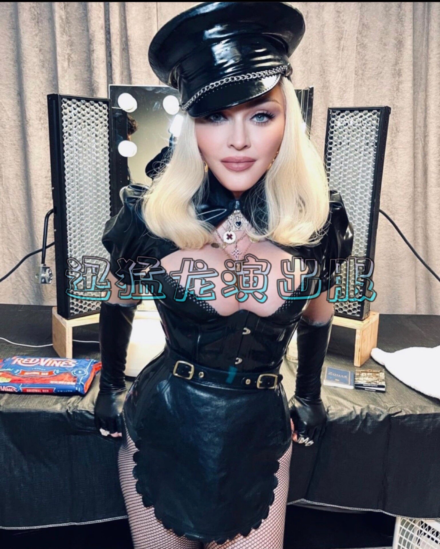 Xun Menglong shows up for sexy policewoman foreign gogo sexy dress atmosphere Bursting Point Nightclub out of wine