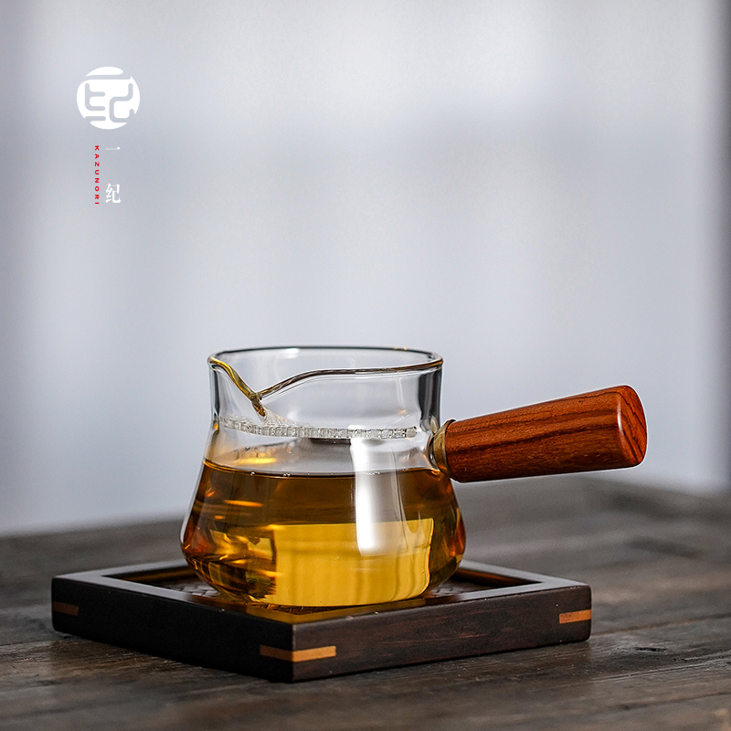 Japanese handmade heat-resistant glass side handle crescent fair cup tea leak One-piece tea sea tea separator Large capacity uniform male cup