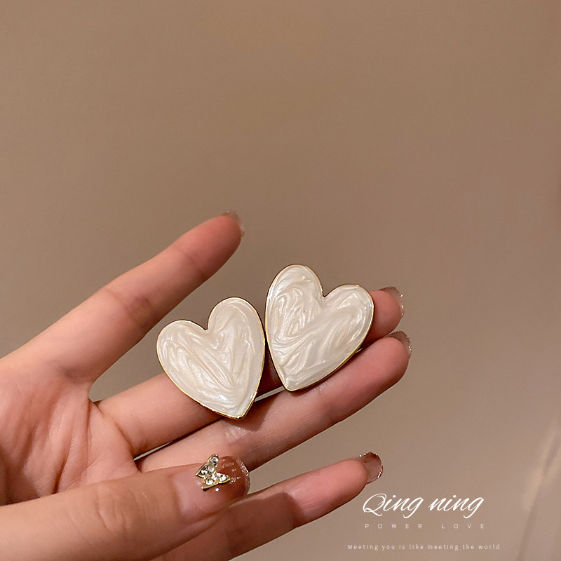 Milky white love oil drop ear acupuncture 2022 new trendy temperament simple all-match earrings cold wind earrings women