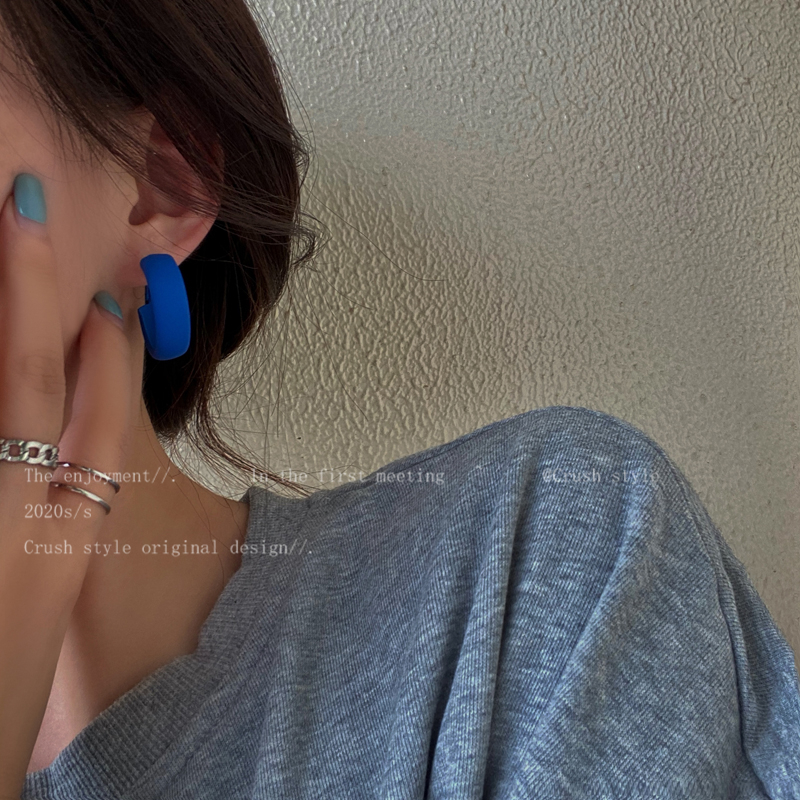South Korea Retro Klein Blue Circle Earrings Woman 2021 New Tide Autumn Winter Fashion 100 Hitch Ear Pin