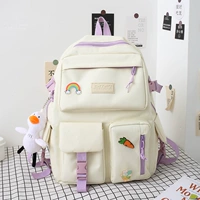 Белый рюкзак, значок, подвеска