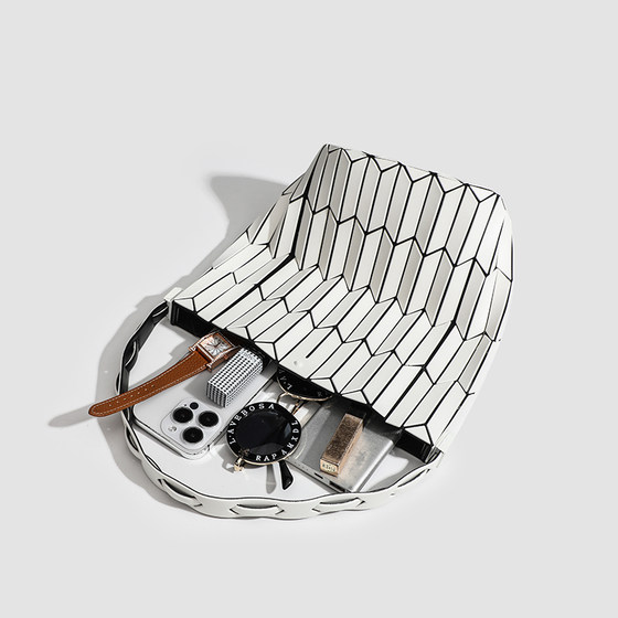 日本バッグ2025新款菜蓝子手拎包时尚几何水桶包菱格单肩腋下包女